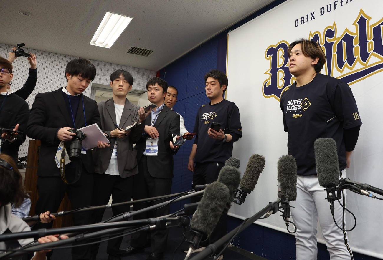 開幕を前日に控え、オリックスの開幕投手宮城は会見を行う（撮影・西尾就之）