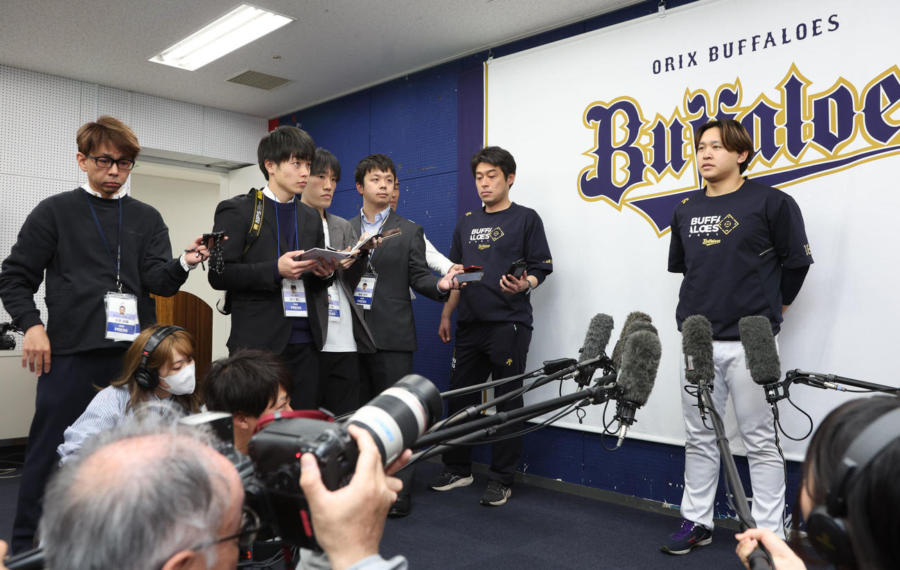 開幕を前日に控え、オリックスの開幕投手宮城は会見を行う（撮影・西尾就之）
