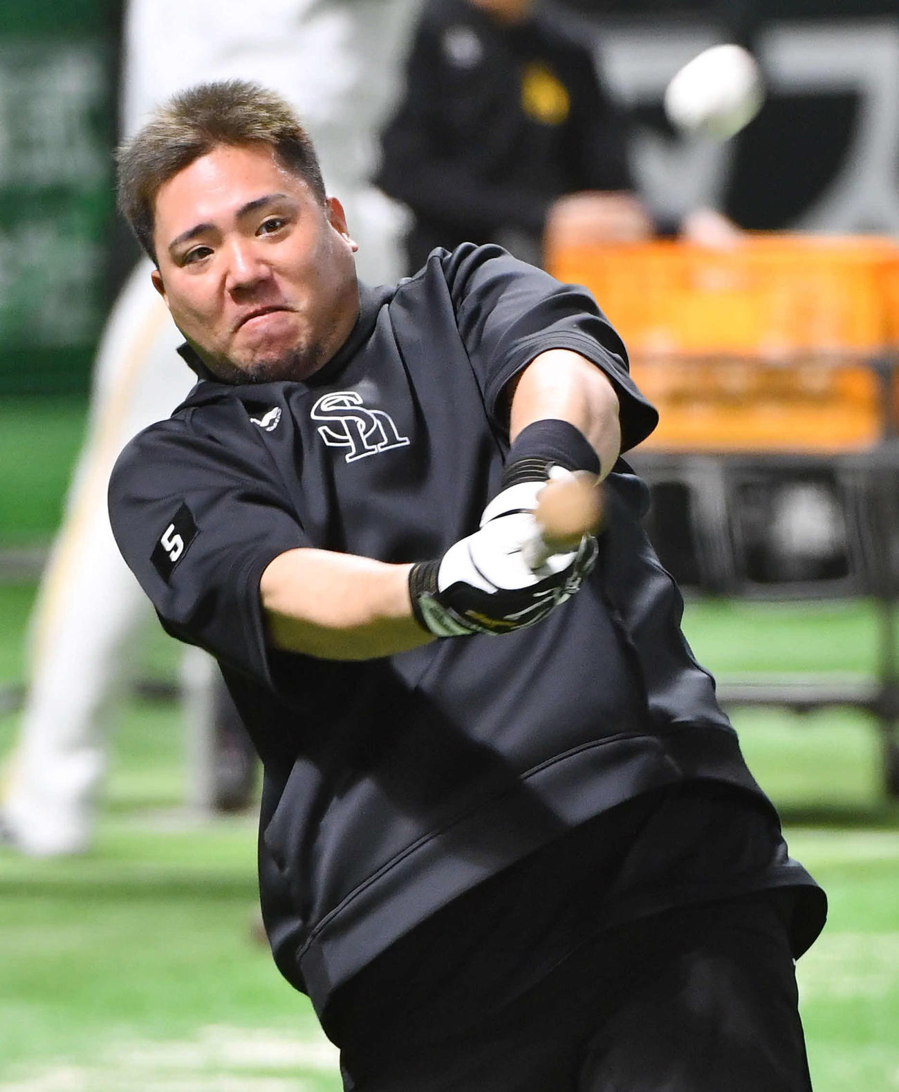 ロングティーを行うソフトバンク山川（撮影・岩下翔太）