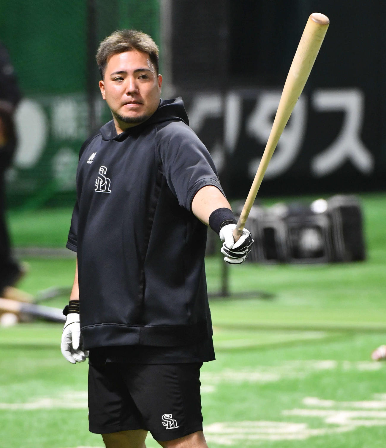 ロングティーでバットを構えるソフトバンク山川（撮影・岩下翔太）