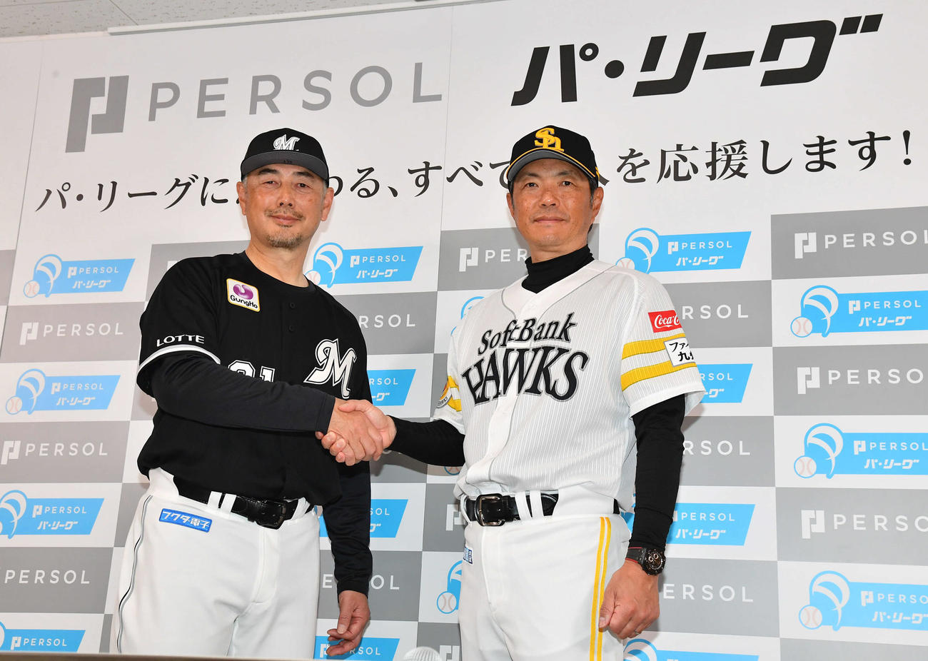 開幕前日記者会見を行ったソフトバンク小久保監督（右）とロッテ吉井監督（撮影・岩下翔太）