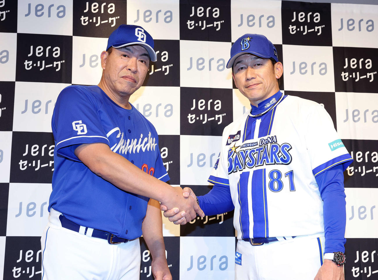 開幕前日会見で握手する中日井上監督（左）とDeNA三浦監督（撮影・鈴木正人）　