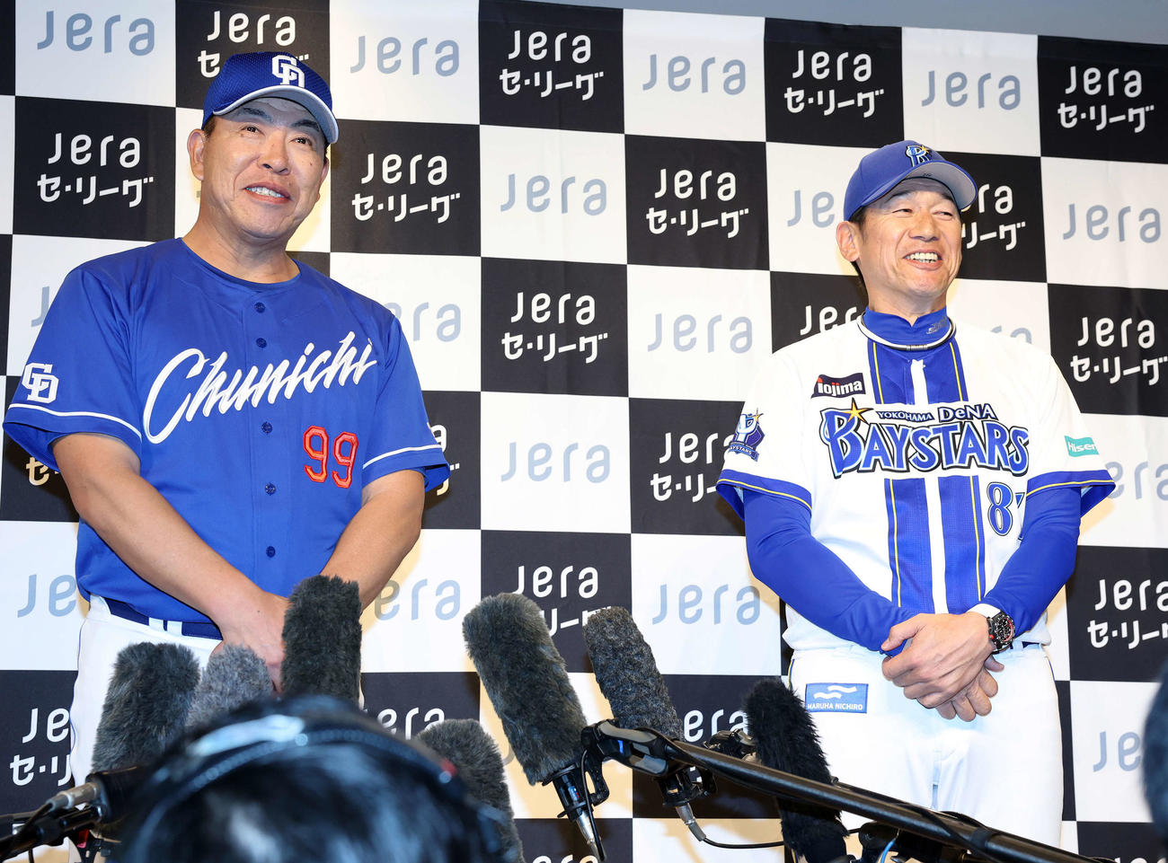 笑顔で報道陣の質問に答える中日井上監督（左）とDeNA三浦監督（撮影・鈴木正人）　