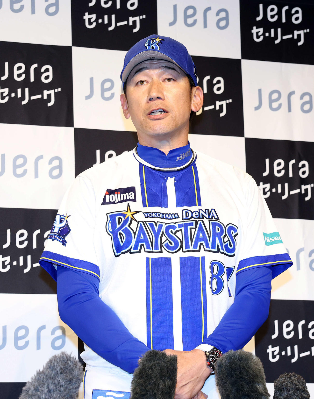 開幕前日会見で報道陣の質問に答えるDeNA三浦監督（撮影・鈴木正人）　