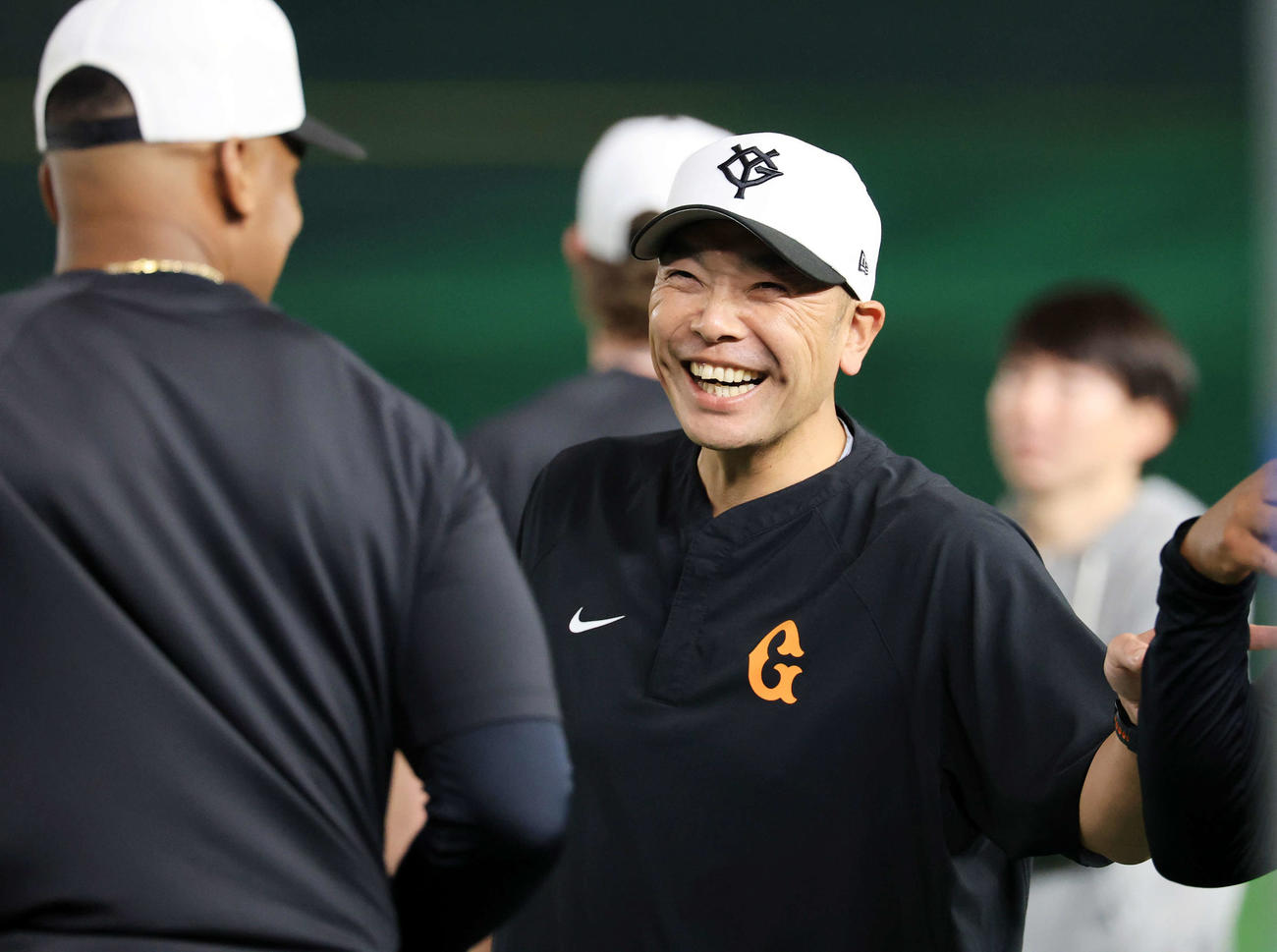 練習中、爆笑する巨人阿部監督（撮影・浅見桂子）