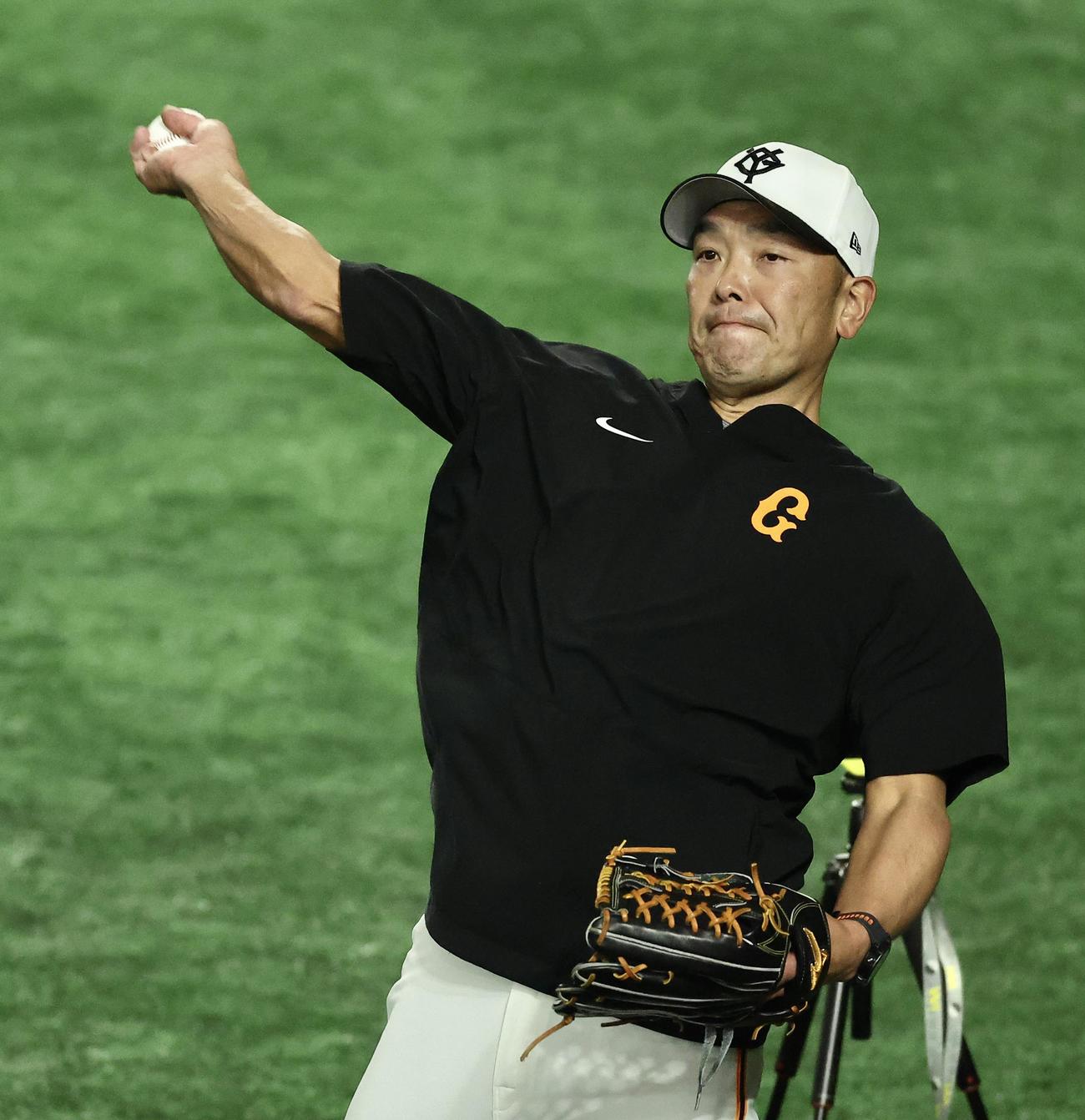 送球する巨人阿部監督（撮影・河田真司）