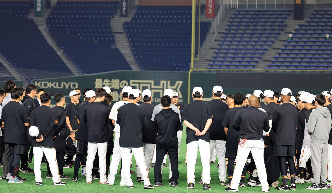 練習前、円陣を組む巨人の選手たち。左から5人目は阿部監督（撮影・浅見桂子）