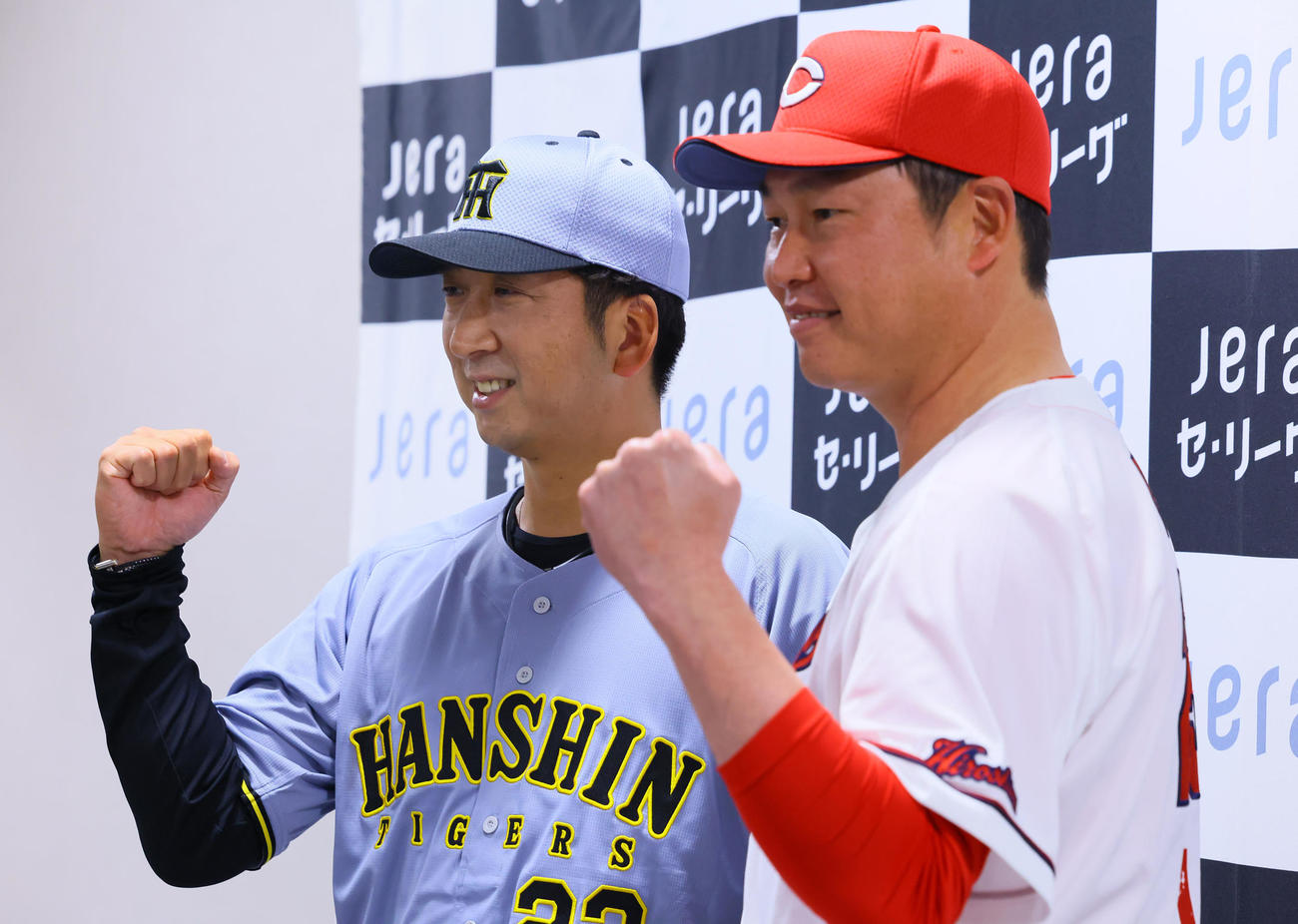 開幕戦を前に会見を行い、ポーズをとる阪神藤川監督（左）と広島新井監督（撮影・藤尾明華）