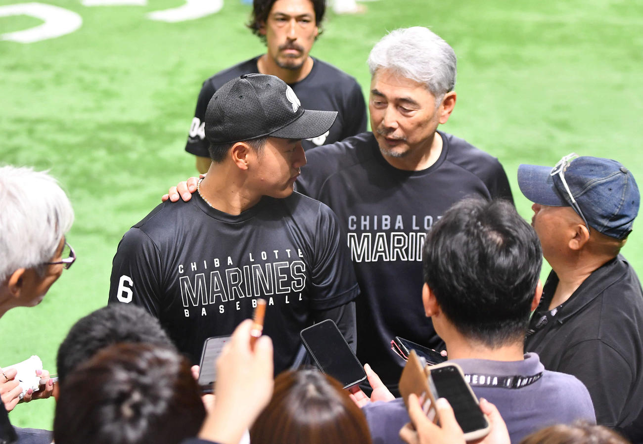 西川（左）の囲み取材に乱入するロッテ吉井監督（撮影・岩下翔太）