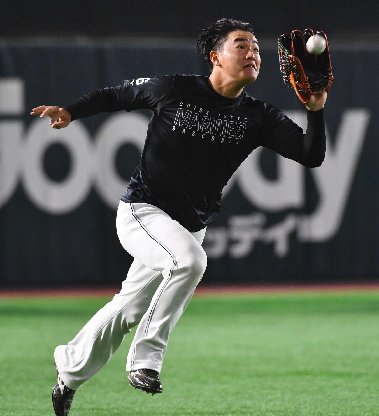 守備練習を行うロッテ西川（撮影・岩下翔太）