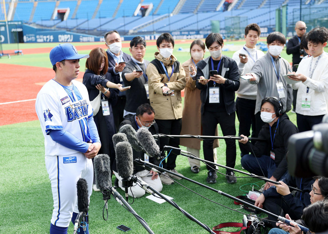 報道陣の質問に答えるDeNA東（撮影・鈴木正人）　