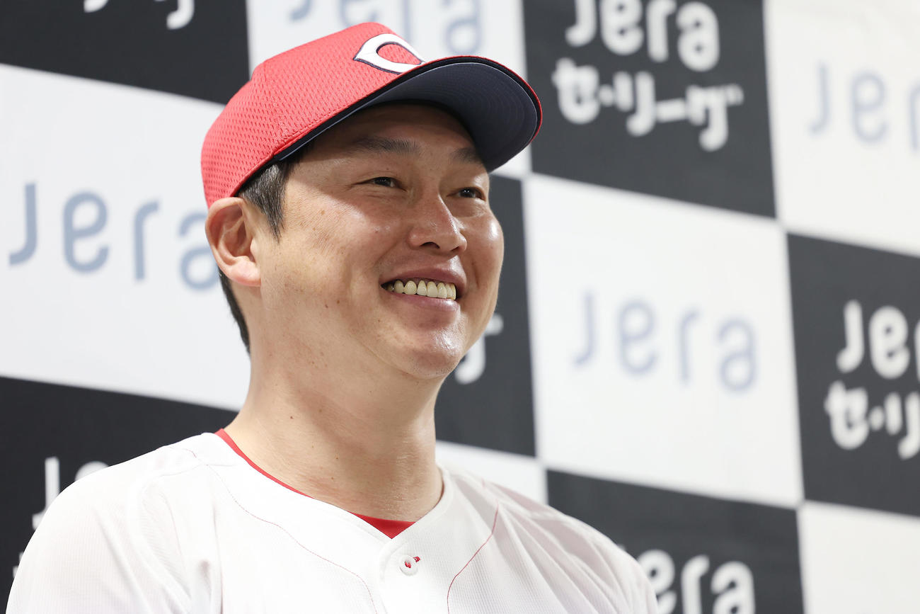 セ・リーグ公式戦2025開幕前日記者会見に臨む広島新井監督（撮影・前田充）
