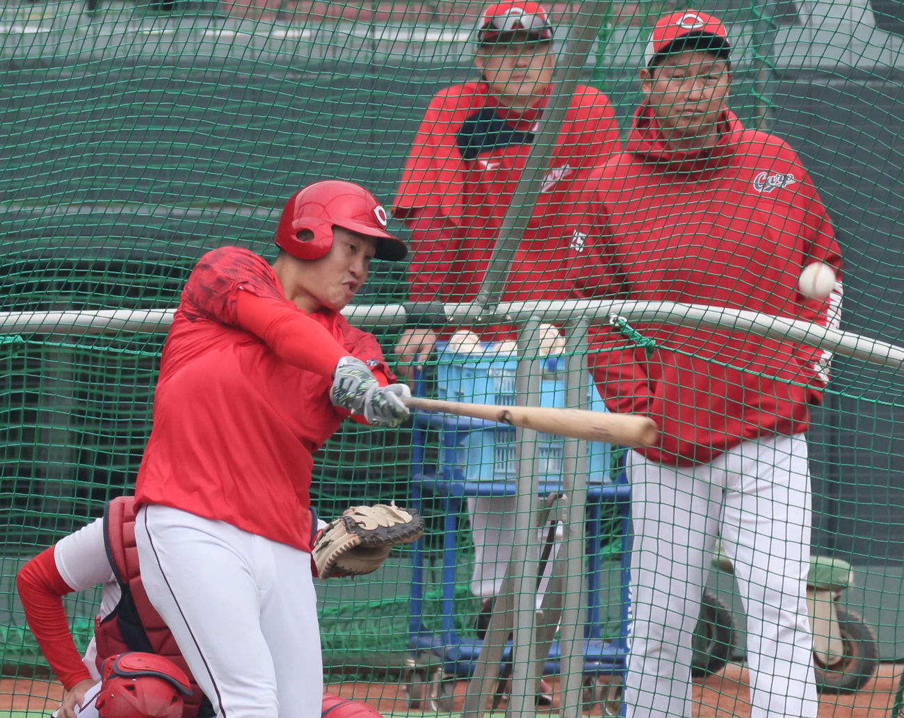 新井監督（右）が見守る中、打撃練習をする小園（撮影・加藤孝規）