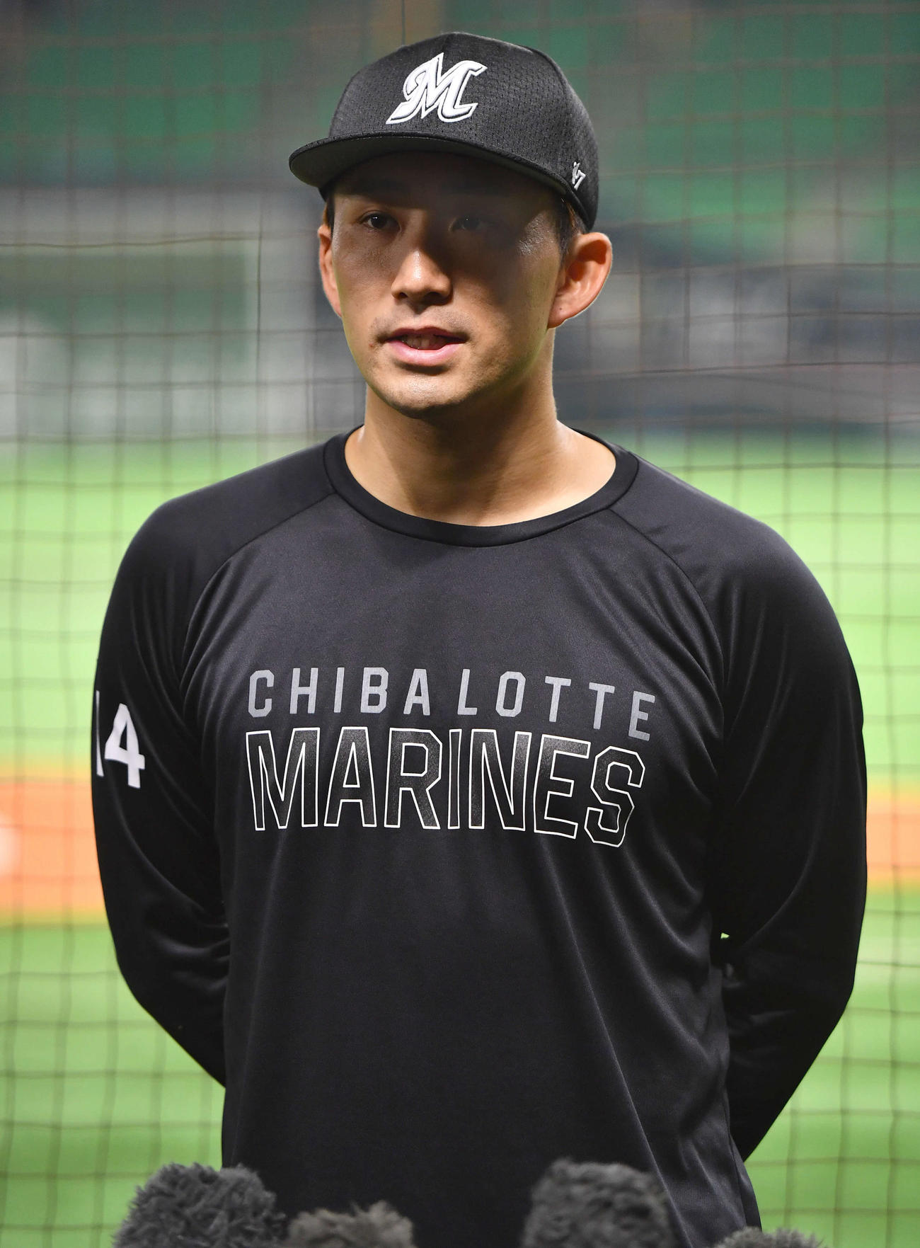 囲み取材を受けるロッテ小島（撮影・岩下翔太）
