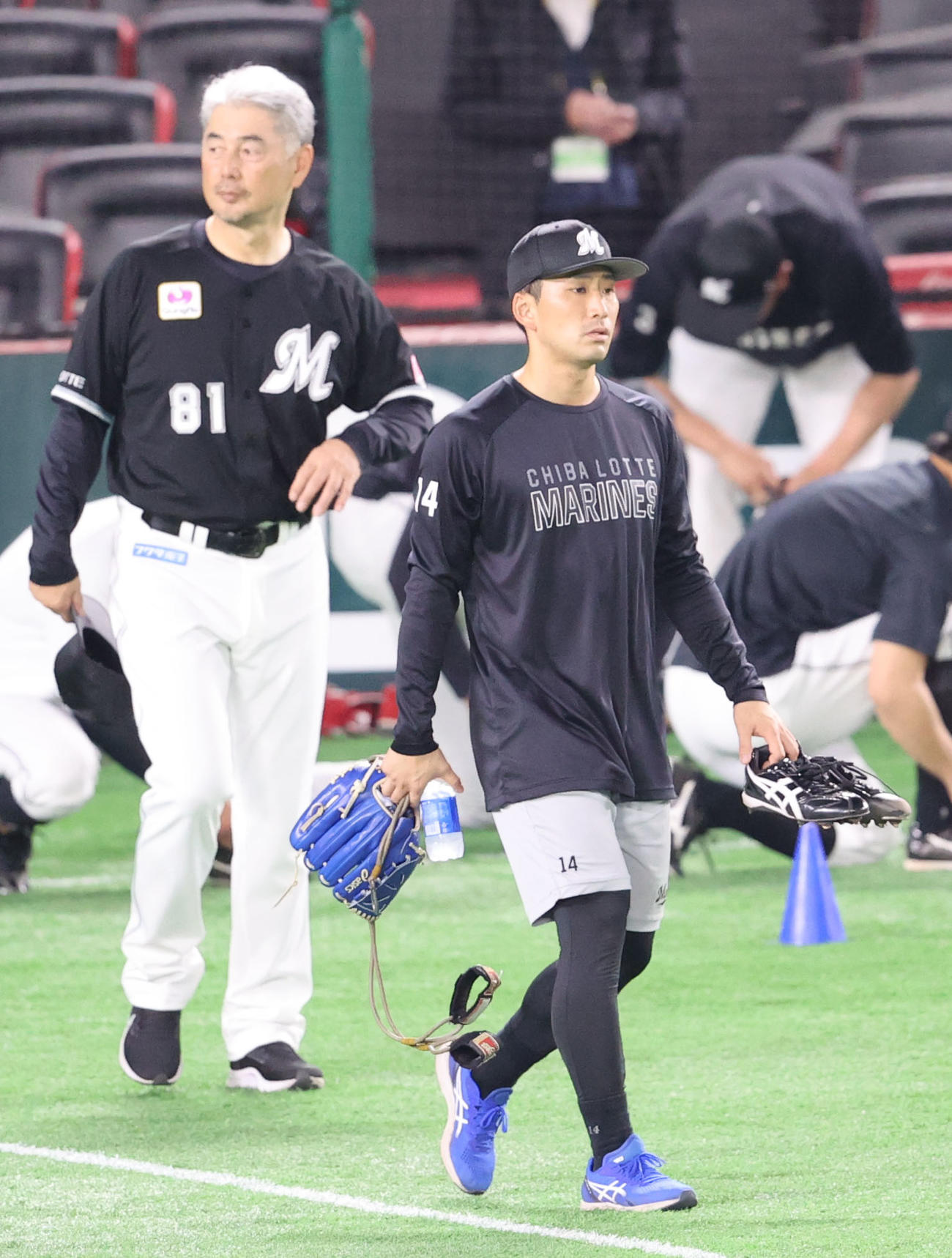外野へ向かう小島、左は吉井監督（撮影・梅根麻紀）