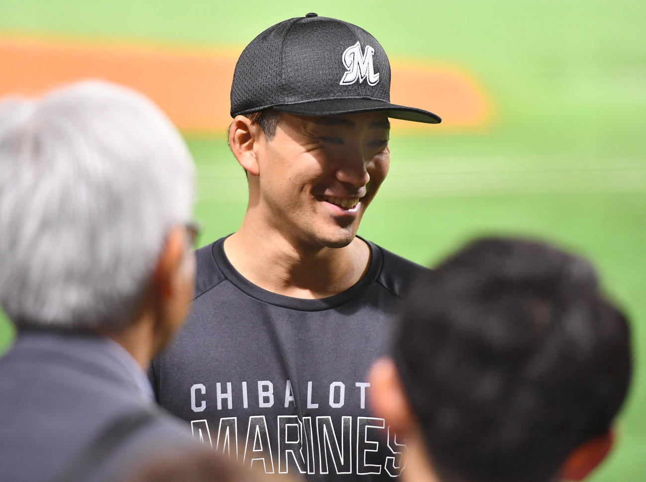 笑顔で囲み取材を受けるロッテ小島（撮影・岩下翔太）