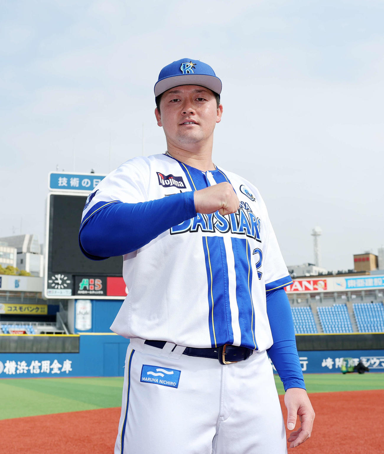 デスターシャを決めるDeNA牧（撮影・鈴木正人）　