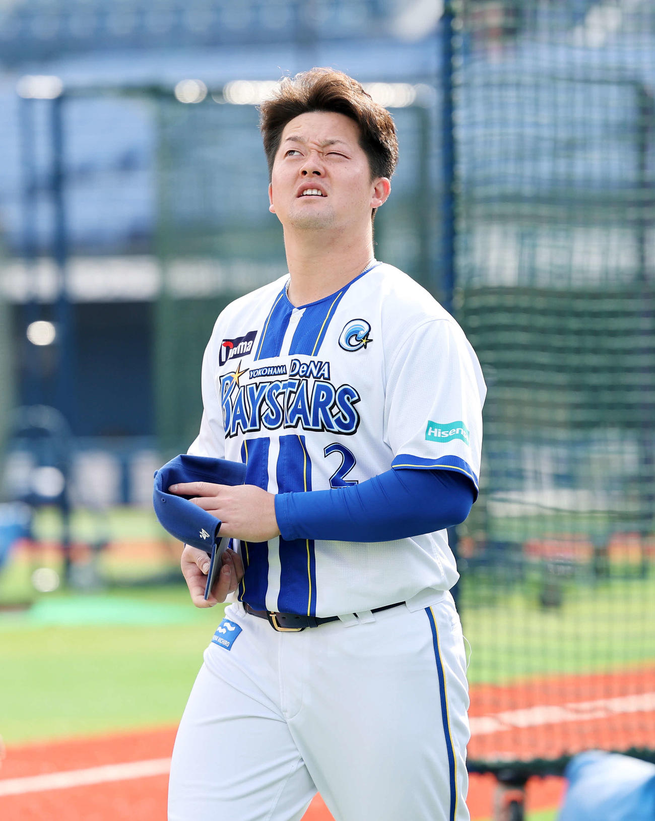 会見場に向かうDeNA牧（撮影・鈴木正人）　
