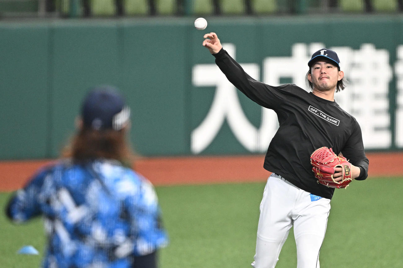 西武今井（後方）は高橋とキャッチボールする（撮影・滝沢徹郎）