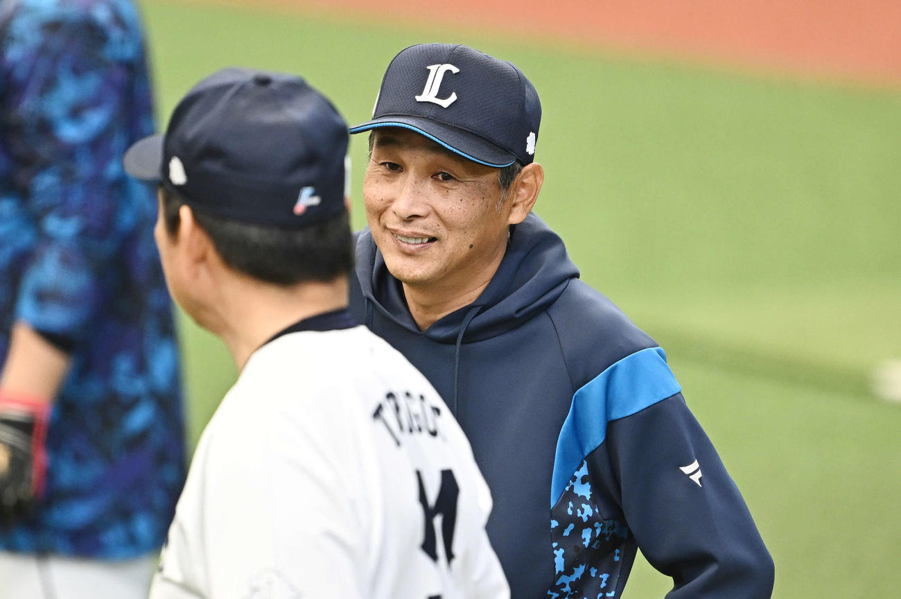 練習を見守る西武西口監督は鳥越ヘッドコーチと話す（撮影・滝沢徹郎）