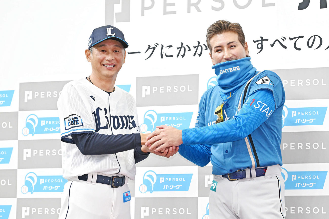 開幕前日会見で、握手を交わす西武西口監督（左）と日本ハム新庄監督（撮影・滝沢徹郎）