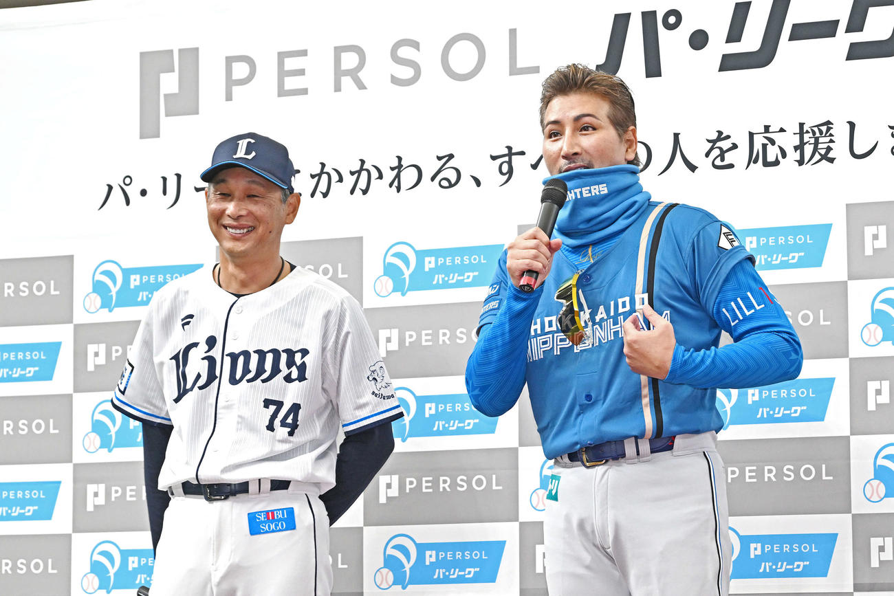 開幕前日会見で話をする日本ハム新庄監督（右）。左は西武西口監督（撮影・滝沢徹郎）