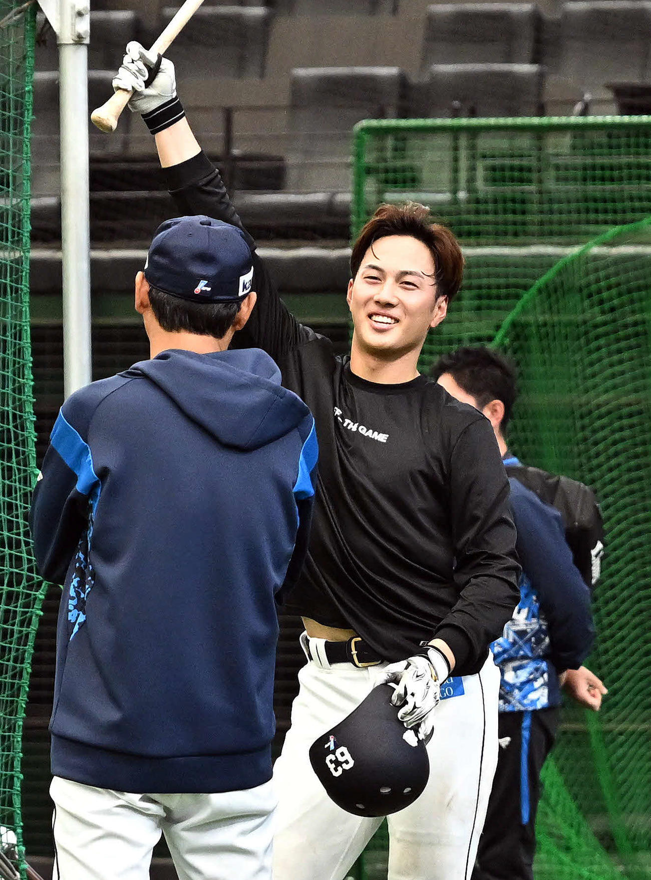 打撃練習する西武長谷川（後方）は西口監督と談笑する（撮影・滝沢徹郎）