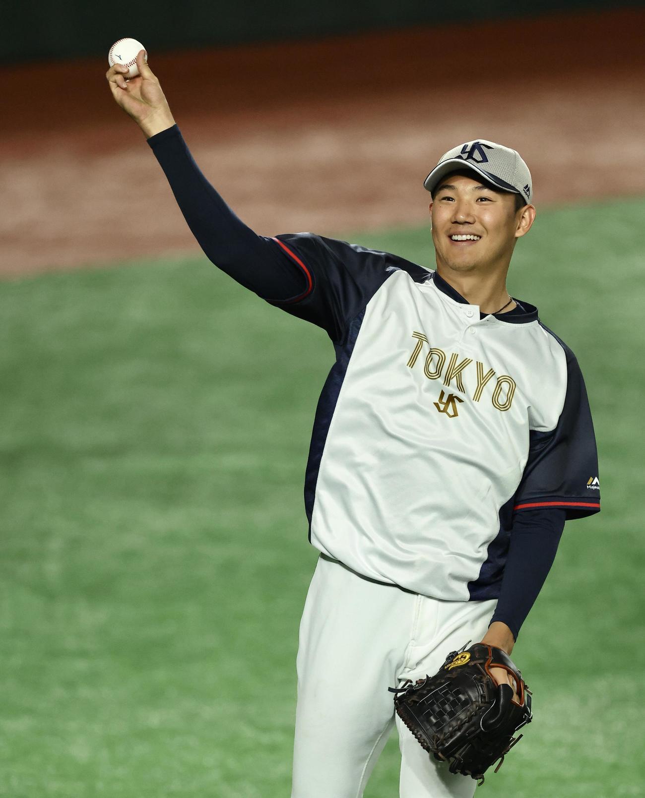 キャッチボールするヤクルト奥川（撮影・河田真司）