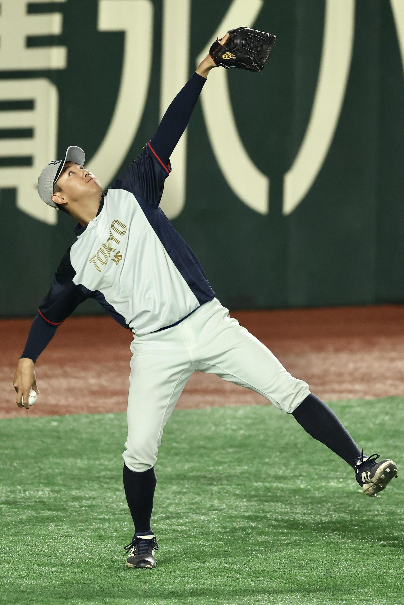 球を投げ上げるヤクルト奥川（撮影・河田真司）