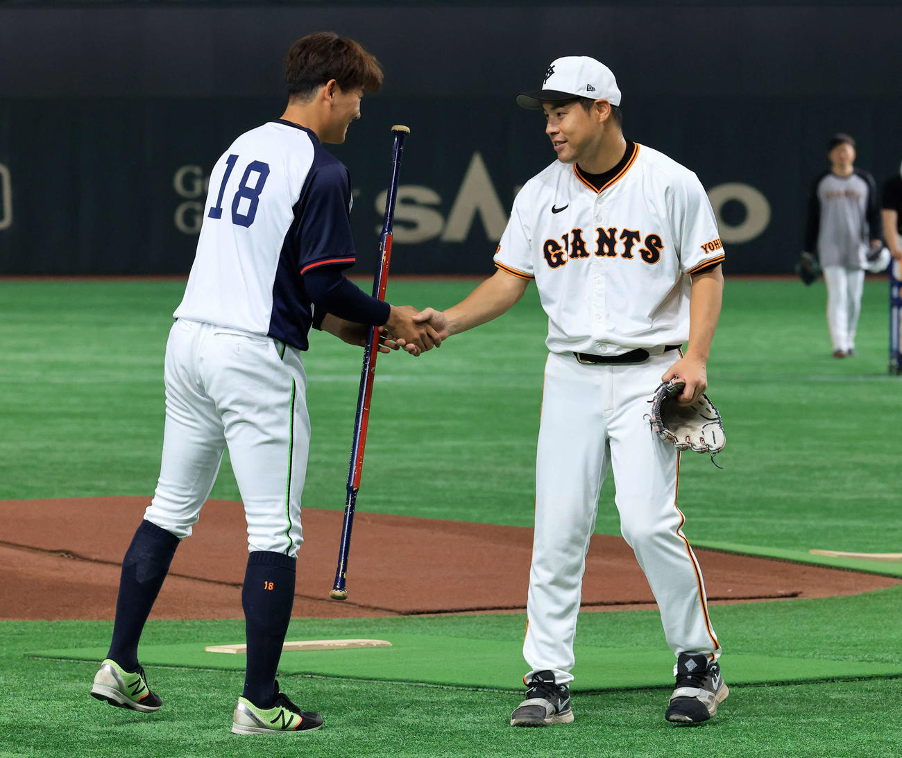 握手するヤクルト奥川（左）と巨人高木京介打撃投手（撮影・浅見桂子）