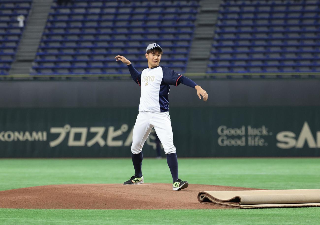マウンドで投球動作するヤクルト奥川(撮影・浅見桂子)