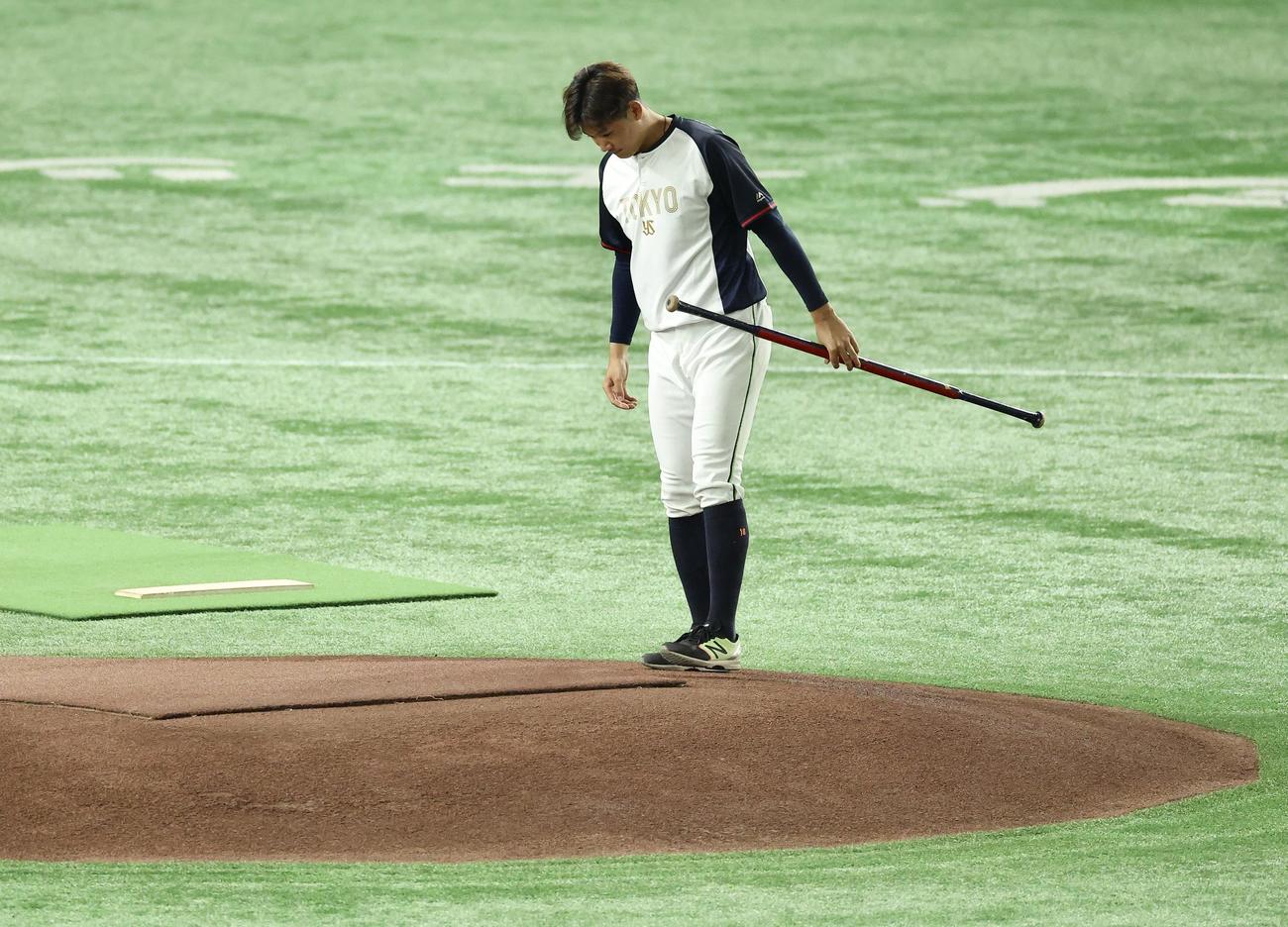 マウンドを確認するヤクルト奥川（撮影・河田真司）