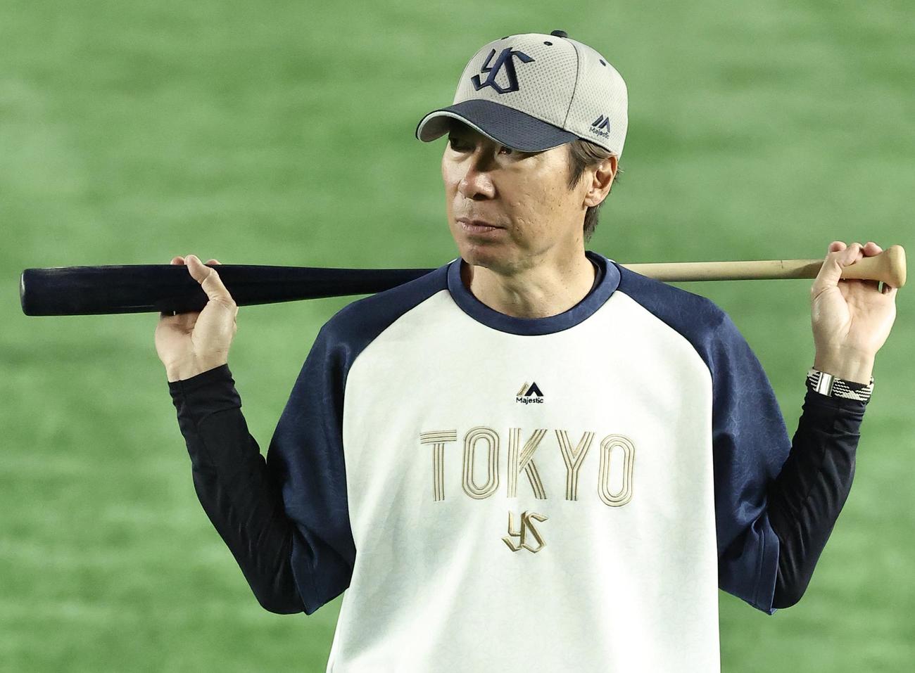 練習を見守るヤクルト高津監督（撮影・河田真司）
