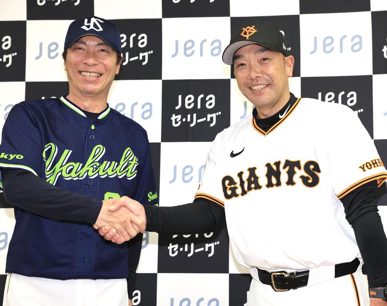 会見で笑顔で握手する巨人阿部監督(右)とヤクルト高津監督(撮影・浅見桂子)