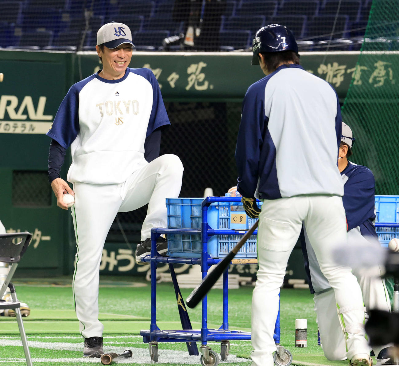 ティー打撃するヤクルト長岡（手前）と笑顔で話す高津監督（撮影・浅見桂子）