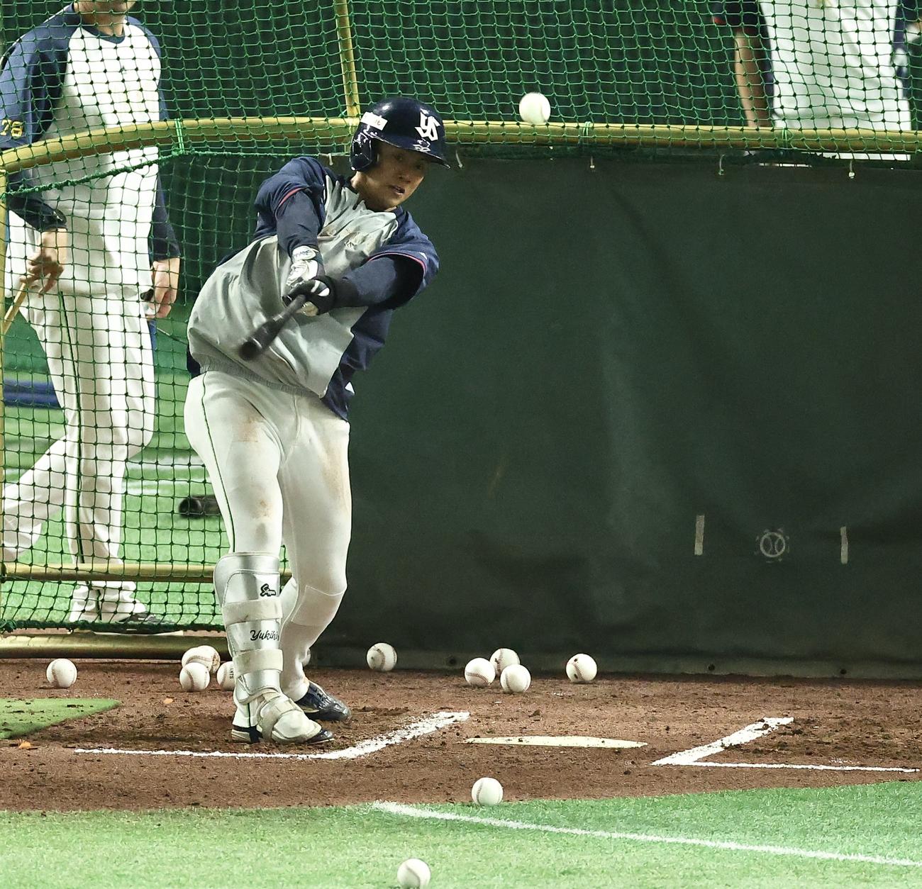 打撃練習するヤクルト岩田（撮影・河田真司）