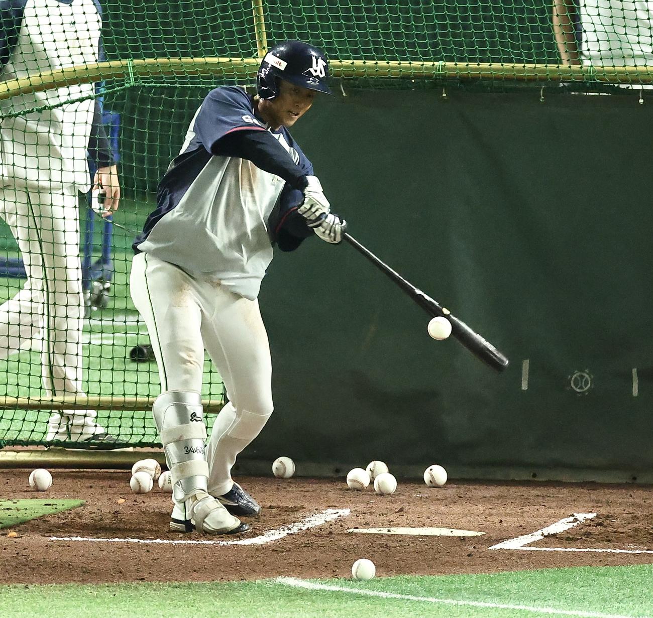 打撃練習するヤクルト岩田（撮影・河田真司）