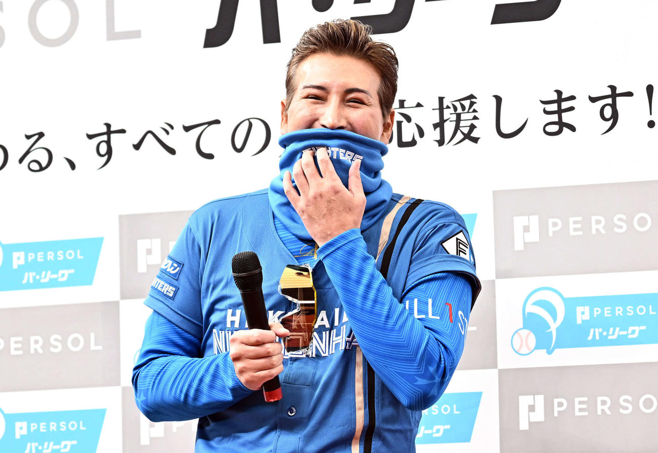 会見で笑顔の日本ハム新庄監督（撮影・滝沢徹郎）