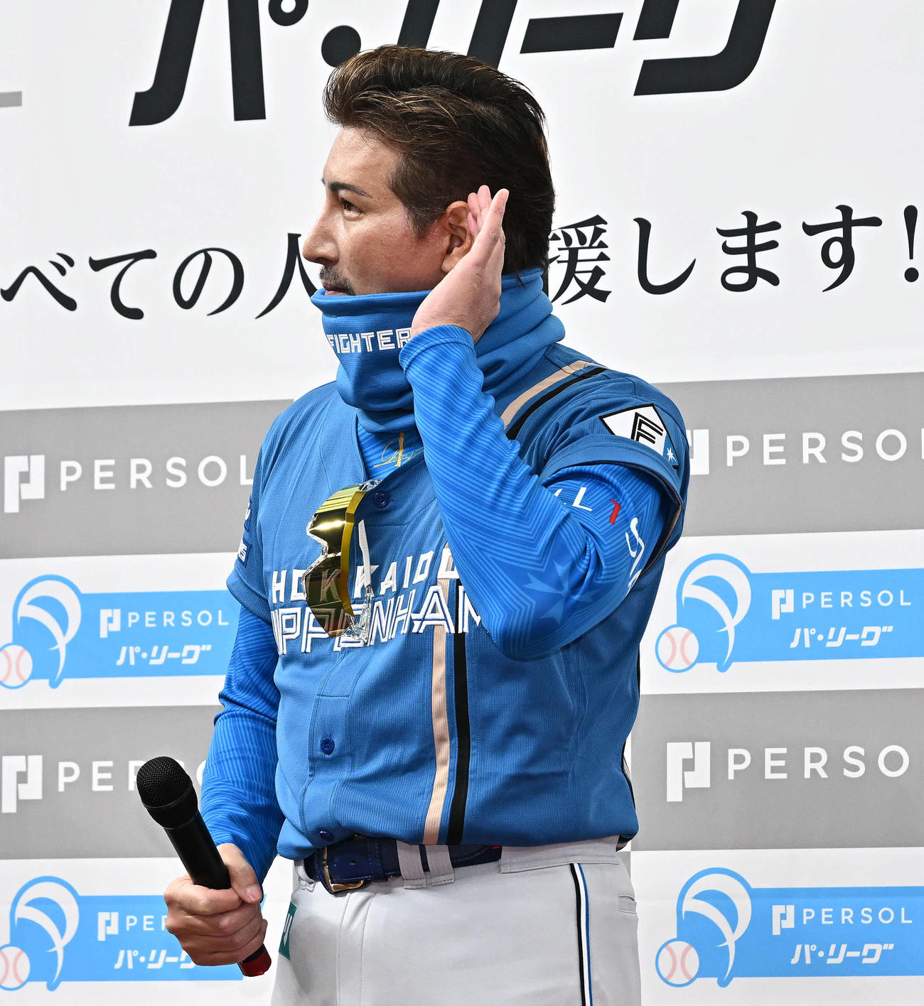 会見で記者の質問に耳を傾ける日本ハム新庄監督（撮影・滝沢徹郎）