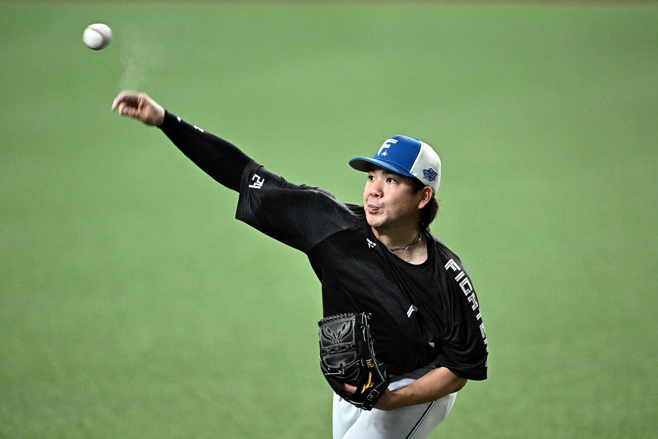 キャッチボールで調整する日本ハム金村（撮影・滝沢徹郎）