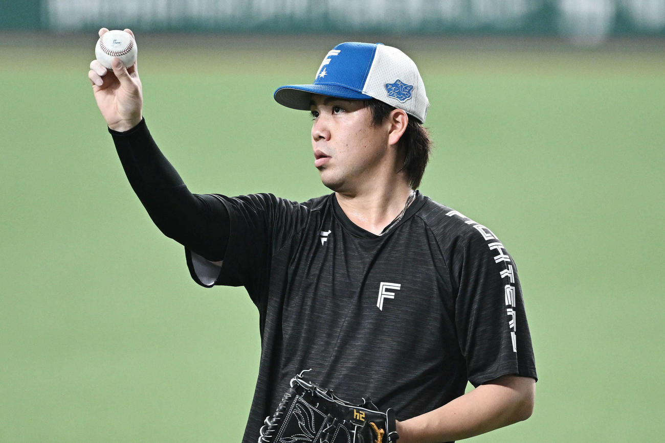 調整する日本ハム金村はボールを見つめる（撮影・滝沢徹郎）