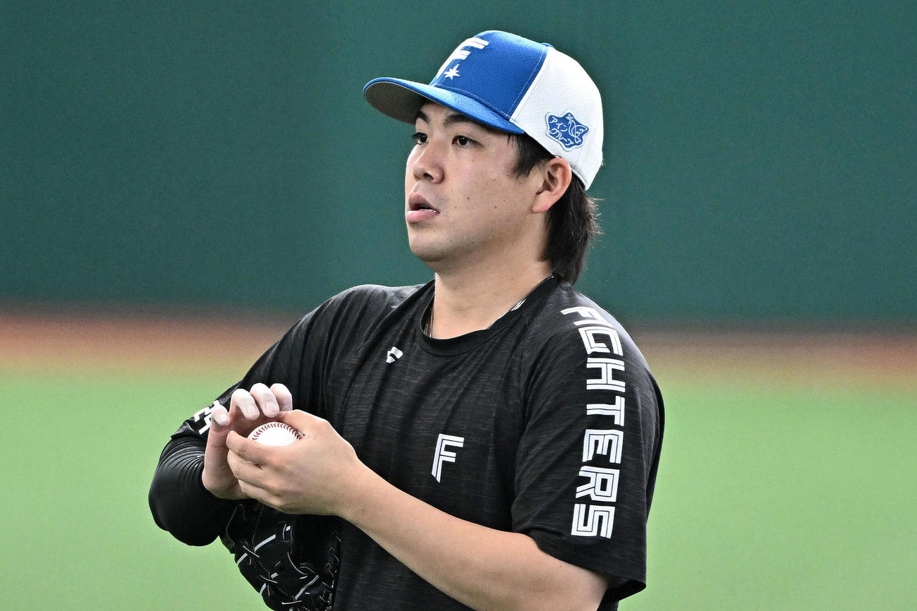 キャッチボールで調整する日本ハム金村（撮影・滝沢徹郎）