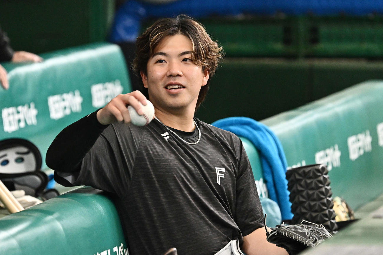 調整を終えベンチでリラックスした表情の日本ハム金村（撮影・滝沢徹郎）
