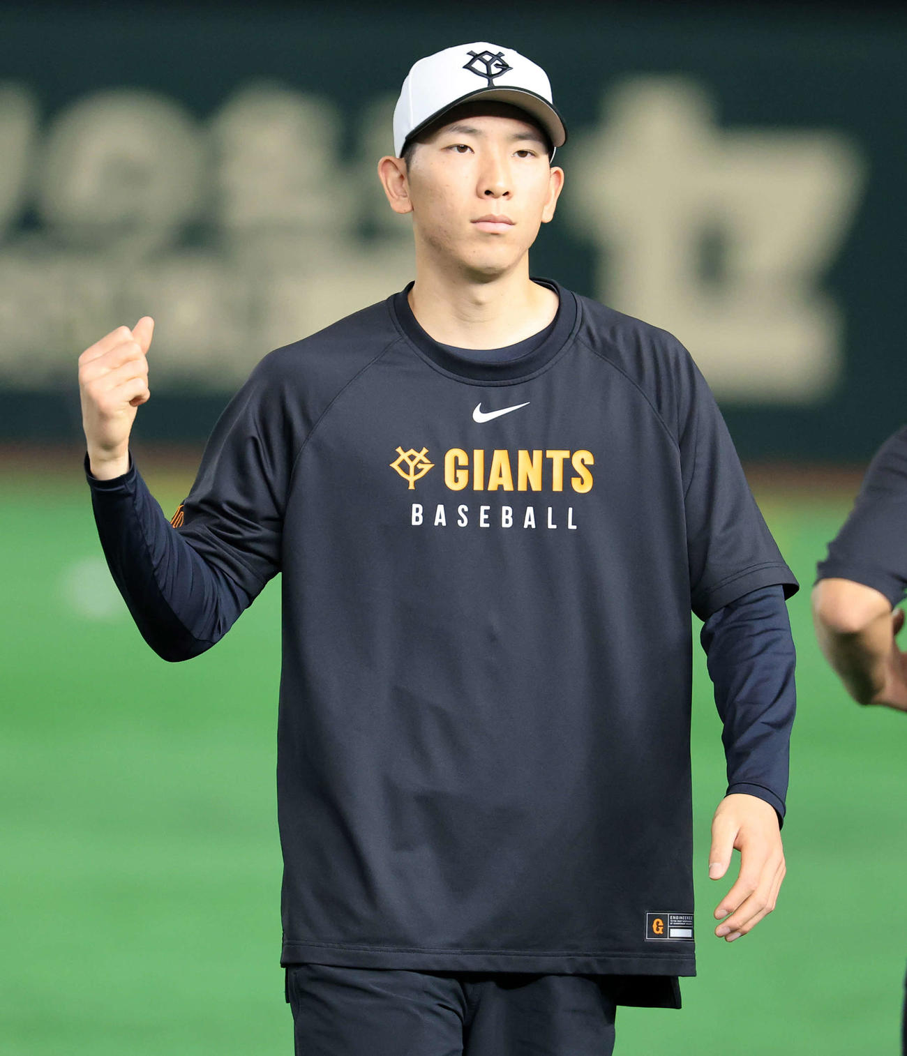 ウオームアップから気合の入った表情の戸郷（撮影・浅見桂子）