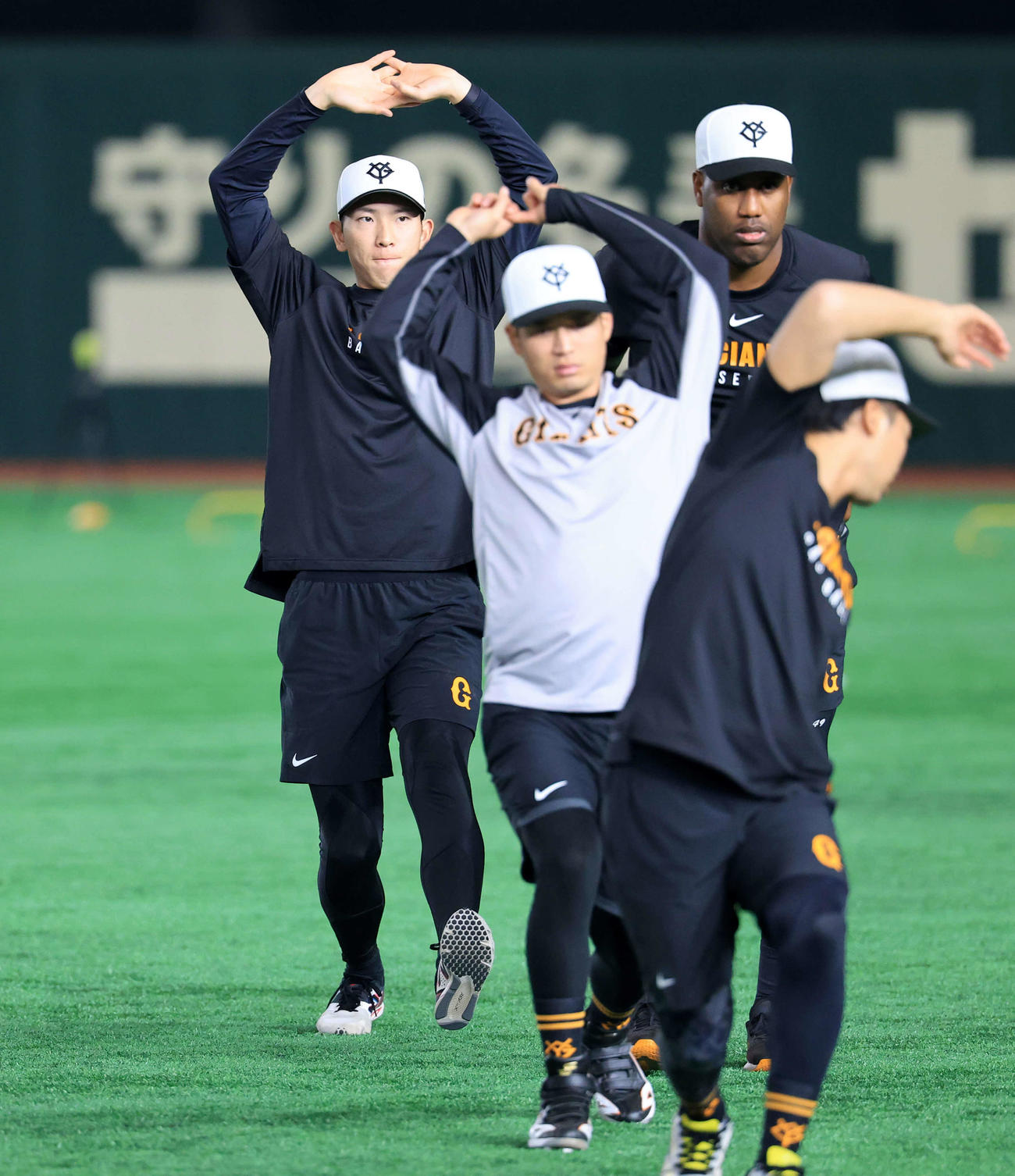 ウオームアップする戸郷（奥）ら巨人の選手たち（撮影・浅見桂子）