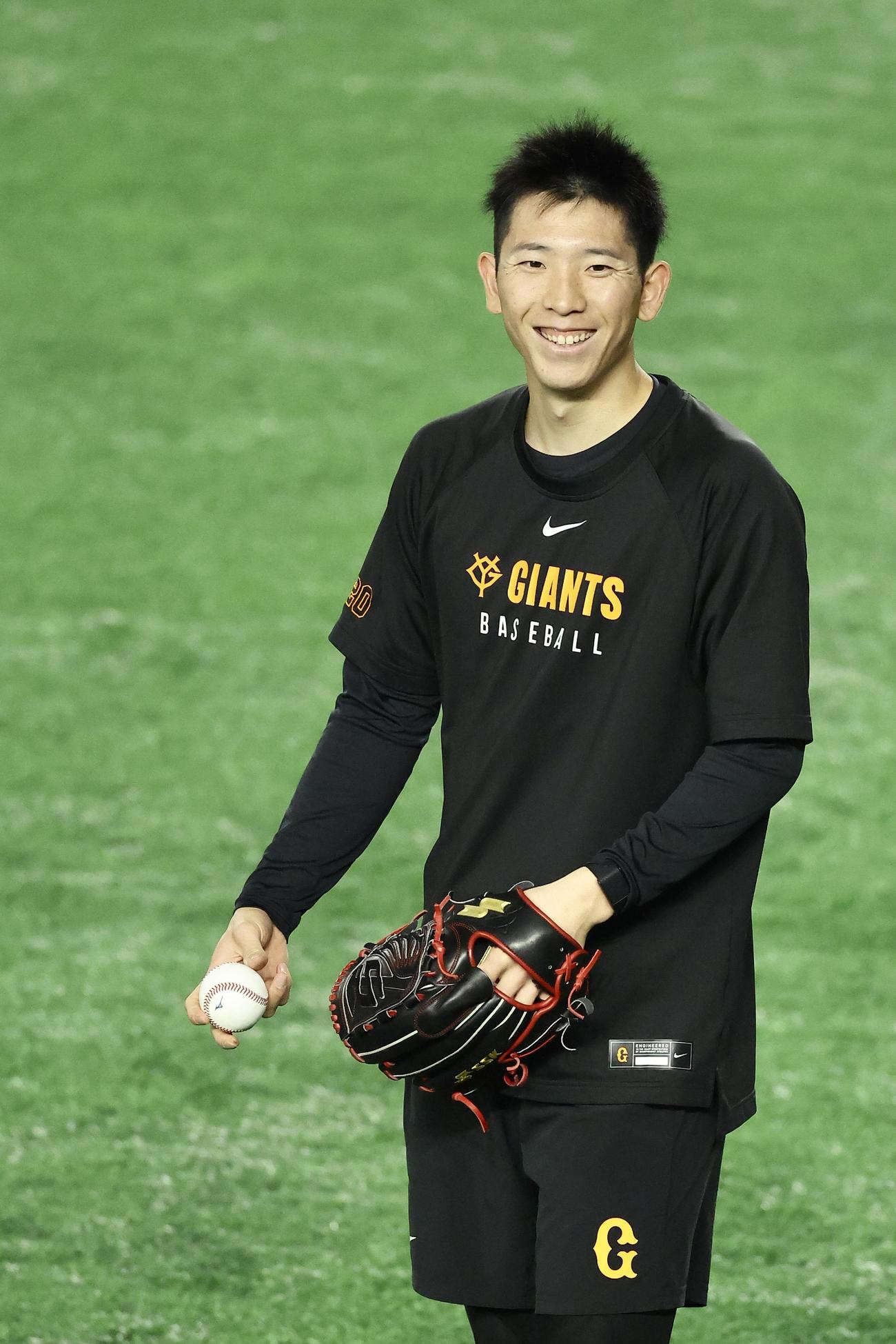 練習で笑顔を見せる巨人戸郷（撮影・河田真司）