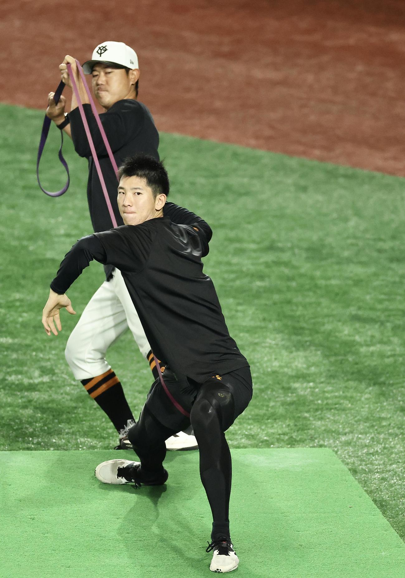 練習に臨む巨人戸郷（手前）。後方は内海投手コーチ（撮影・河田真司）