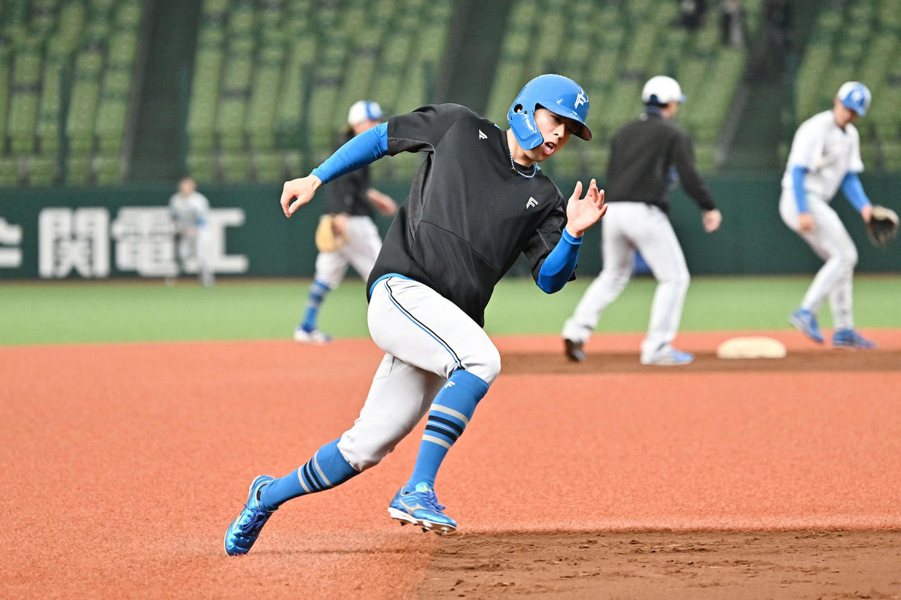 走塁練習する日本ハム五十幡（撮影・滝沢徹郎）