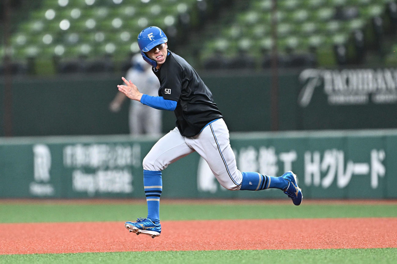 走塁練習する日本ハム五十幡（撮影・滝沢徹郎）