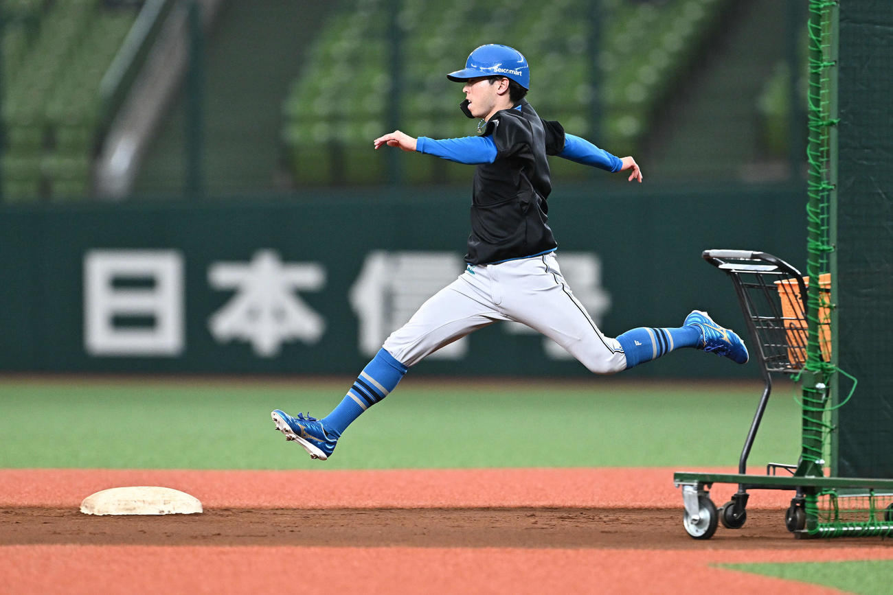 走塁練習する日本ハム五十幡（撮影・滝沢徹郎）
